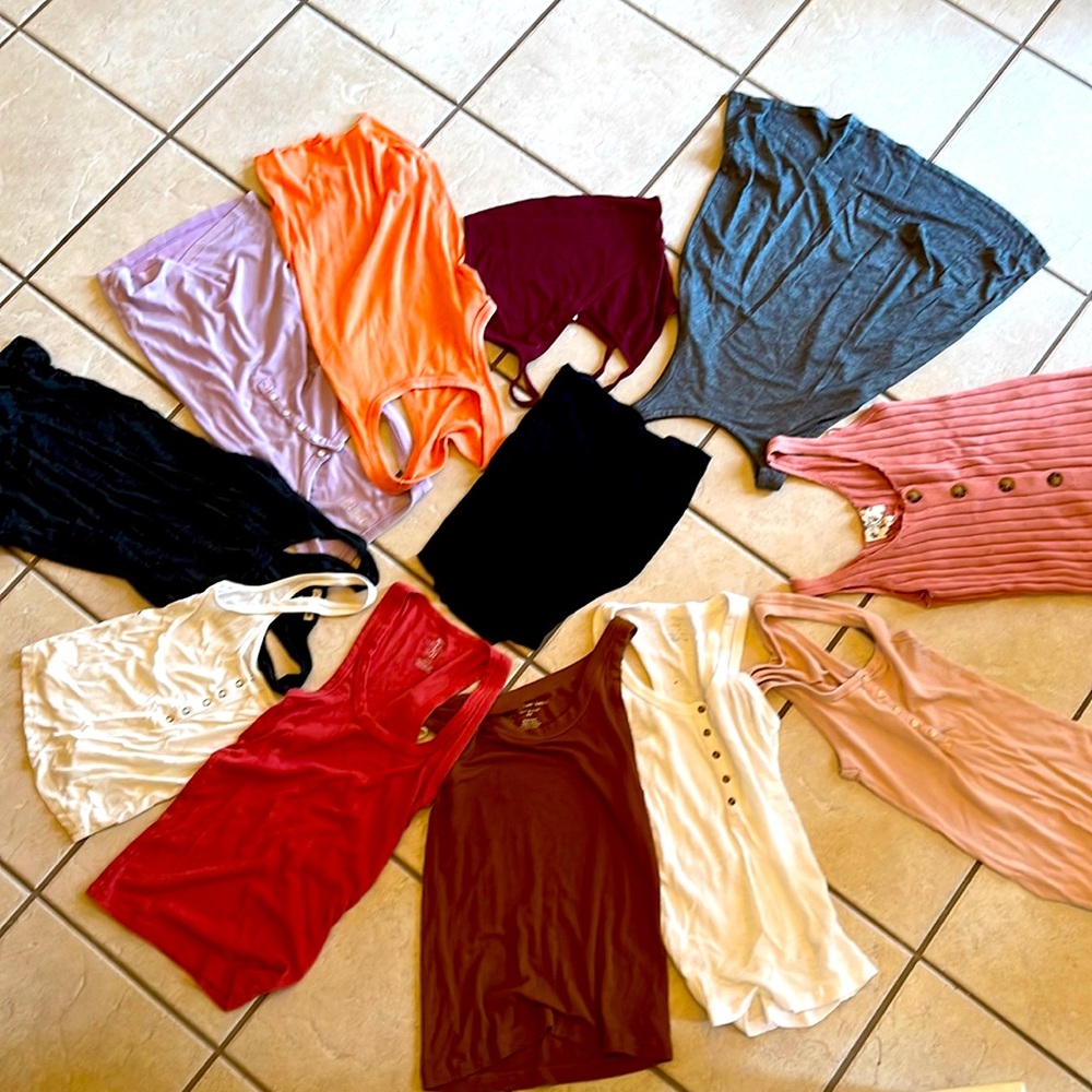 12 tanks & crop tops. Mostly Aerie and AE. Won’t separate. Great deal! EUC